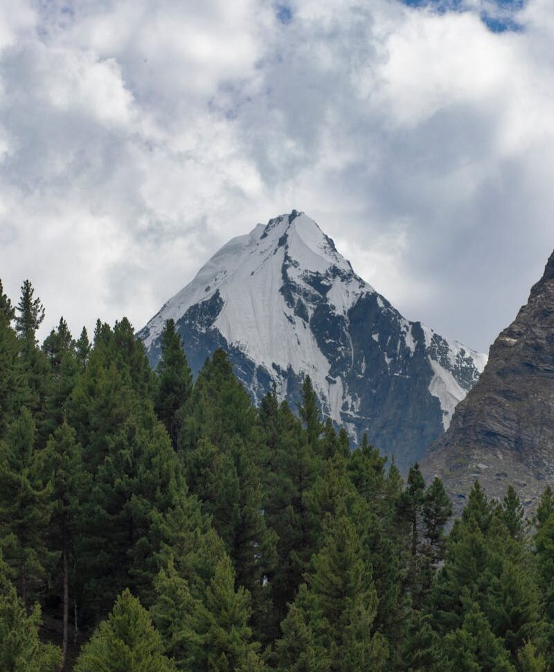 free-photo-of-snowcapped-dobani-peak-of-karakoram-mountain-range-in-pakistan